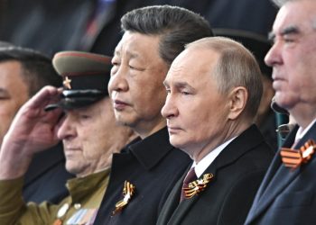 Xi Jinping con Vladimir Putin a Mosca in occasione della Parata della Vittoria del 9 maggio (Ansa)