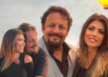 dove vivono enrico brignano e flora canto