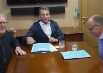 Frame del video ritraente Macron, Merz e Starmer e il fazzoletto "incriminato" (Foto: Ultimoranet)