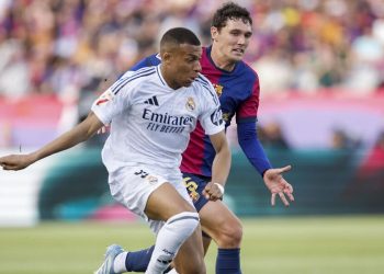 Andreas Christensen contro Kylian Mbappé in Barcellona Real Madrid (Foto ANSA)