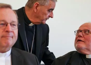 Mons. Nikola Eterovic, nunzio apostolico in Germania, parla con il card. Reinhard Marx (d) (Ansa)