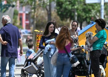 Gente in strada dopo il terremoto a Pozzuoli, Campi Flegrei (Ansa)