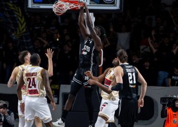 Una schiacciata di Mouhamet Diouf in Virtus Bologna Venezia (da facebook.com/VirtusSegafredoBologna)