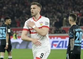 Ermedin Demirovic esulta per un gol con lo Stoccarda (Foto ANSA)