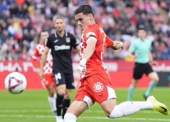 Miguel Gutierrez al tiro con la maglia del Girona (Foto ANSA)