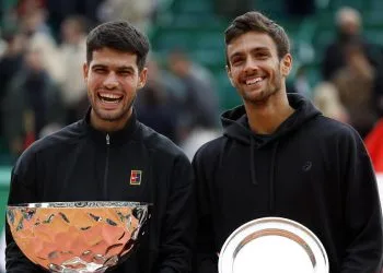 Carlos Alcaraz e Lorenzo Musetti dopo la finale di Montecarlo (Foto ANSA)