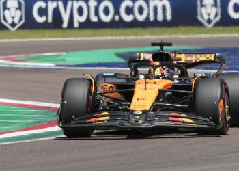 Oscar Piastri al volante della McLaren a Imola (Foto ANSA)