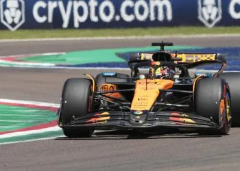 Oscar Piastri al volante della McLaren a Imola (Foto ANSA)