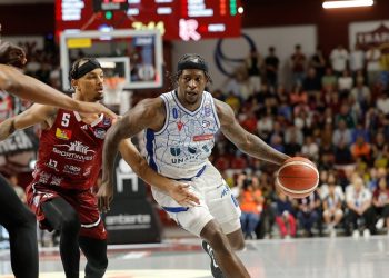 Justin Robinson difende su Jaylen Barford in Trapani Reggio Emilia (da facebook.com/pallacanestroreggiana)
