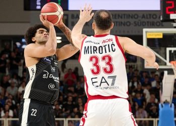 Quinn Ellis contrastato da Nikola Mirotic in Trento Milano (da facebook.com/AquilaBasketTN)