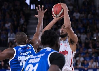 Markel Brown al tiro in Brescia Trieste (da facebook.com/pallacanestrotrieste)