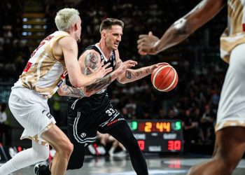 Achille Polonara contro Kyle Wiltjer in Virtus Bologna Venezia (da facebook.com/VirtusSegafredoBologna)