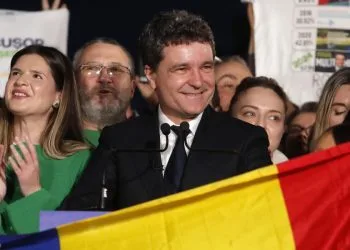 Nicusor Dan (al centro) è il nuovo presidente della Romania (Ansa)