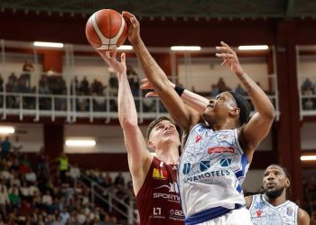 Una stoppata di Cassius Winston in Trapani Reggio Emilia (da facebook.com/pallacanestroreggiana)