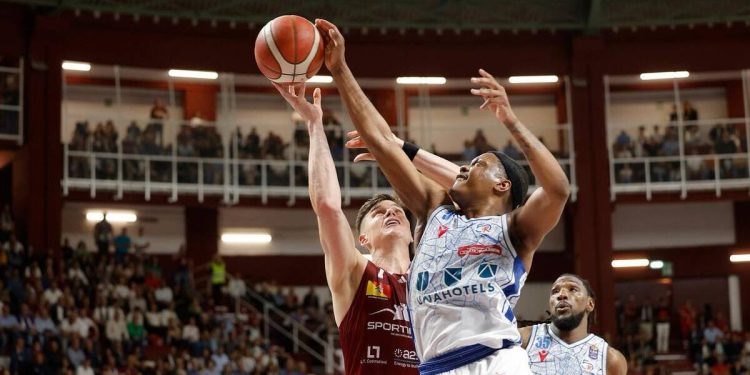 Una stoppata di Cassius Winston in Trapani Reggio Emilia (da facebook.com/pallacanestroreggiana)