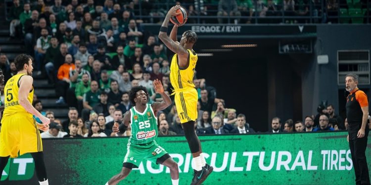 Un momento di Fenerbahçe Panathinaikos in Eurolega (da facebook.com/fbbasketbol)