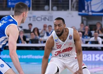 Nikola Ivanovic difende su Markel Brown in Brescia Trieste (da facebook.com/pallacanestrotrieste)