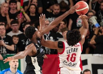 Una stoppata di Selom Mawugbe su Zach LeDay in Trento Milano (da facebook.com/AquilaBasketTN)