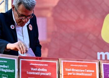 Maurizio Landini durante la maratona oratoria per i referendum (Ansa)
