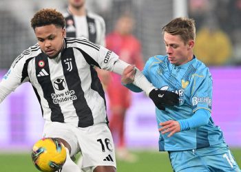Contrasto tra Weston McKennie e Hans Nicolussi Caviglia in Juventus Venezia (Foto ANSA)