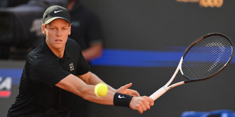 Jannik Sinner esordisce al Roland Garros 2025 (Foto ANSA)