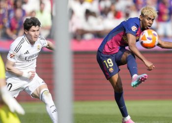 Lamine Yamal al tiro con il Barcellona (Foto ANSA)