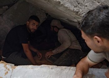 Palestinesi cercano superstiti dopo un bombardamento israeliano nel nord di Gaza (Ansa)