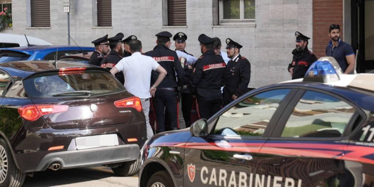 Carabinieri fuori dall'abitazione di Vasilica Potincu, a Legnano