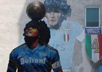 Napoli, una statua dedicata a Maradona (Foto: ANSA)