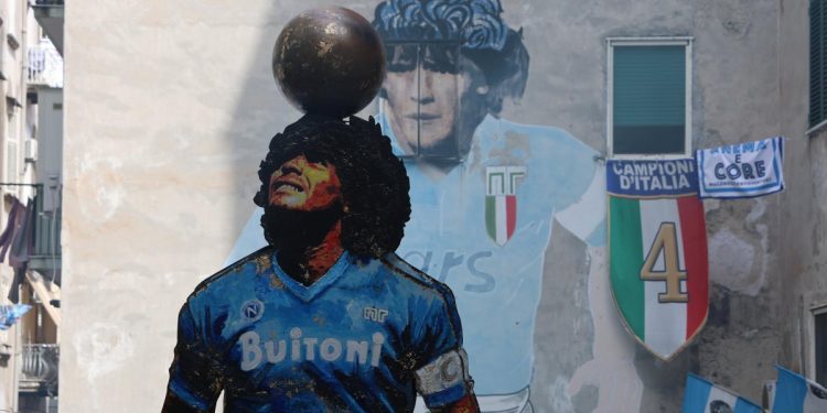Napoli, una statua dedicata a Maradona (Foto: ANSA)