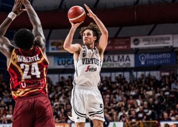 Alessandro Pajola al tiro in Venezia Virtus Bologna (da facebook.com/VirtusSegafredoBologna)