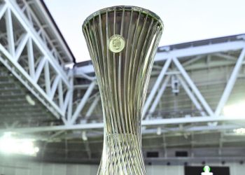 Il trofeo della Conference League (Foto ANSA)