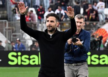 Cesc Fabregas saluta i tifosi del Como (Foto ANSA)