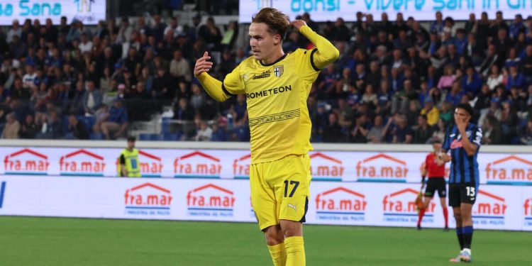 Jacob Ondrejka esulta con la maglia del Parma (Foto ANSA)