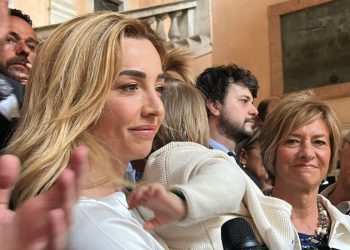 Silvia Salis (al centro) dopo la vittoria a Genova (Ansa)
