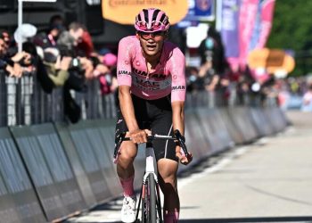 Isaac Del Toro in maglia rosa al Giro d'Italia 2025 (Foto ANSA)