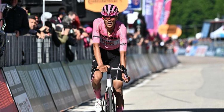 Isaac Del Toro in maglia rosa al Giro d'Italia 2025 (Foto ANSA)