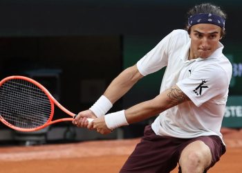 Un rovescio di Mattia Bellucci al Roland Garros 2025 (Foto ANSA)