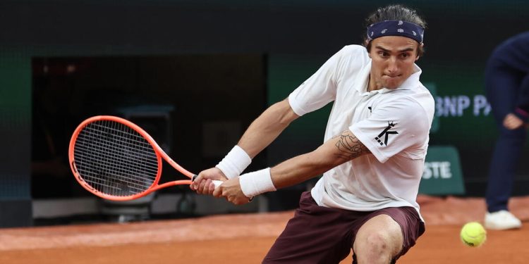 Un rovescio di Mattia Bellucci al Roland Garros 2025 (Foto ANSA)