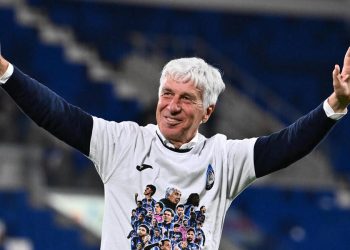 Gian Piero Gasperini saluta i tifosi dell'Atalanta (Foto ANSA)