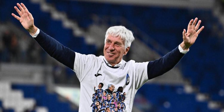 Gian Piero Gasperini saluta i tifosi dell'Atalanta (Foto ANSA)