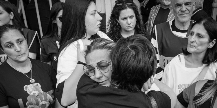 Afragola. Il dolore per la morte di Martina Carbonaro (Ansa)