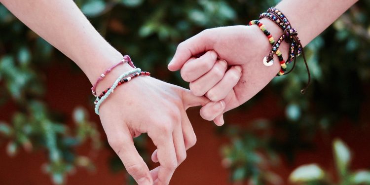 Mani che si stringono