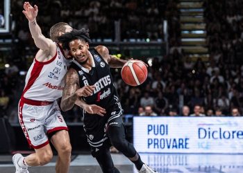 Will Clyburn contro Fabian Causeur in Virtus Bologna Milano (da facebook.com/VirtusSegafredoBologna)