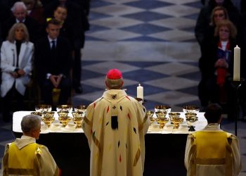 Messa a Notre Dame, Francia