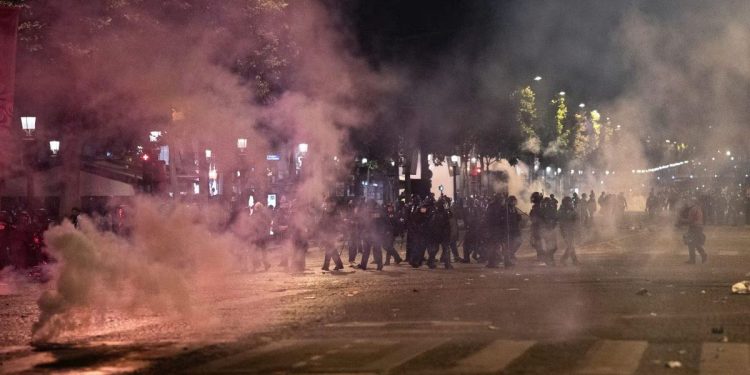 Scontri in Francia dopo vittoria del PSG (Foto: Fanpage.it)