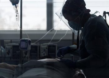 Un malato terminale in terapia intensiva (Foto: ANSA)