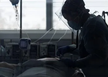 Un malato terminale in terapia intensiva (Foto: ANSA)