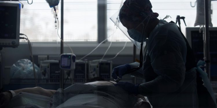 Un malato terminale in terapia intensiva (Foto: ANSA)