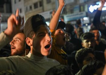 Siriani a Idlib festeggiano la fine delle sanzioni Usa annunciata da Trump, il 14 maggio 2025 (Ansa)